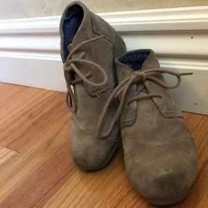 Girls TOMS tan suede wedge size 13.5
